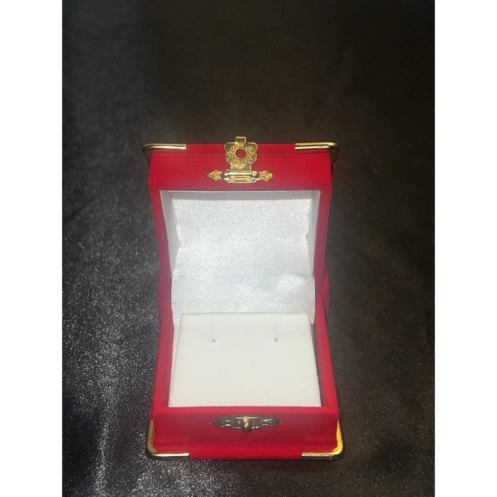 Red Velvet Earring Gift Box – Gold Hardware